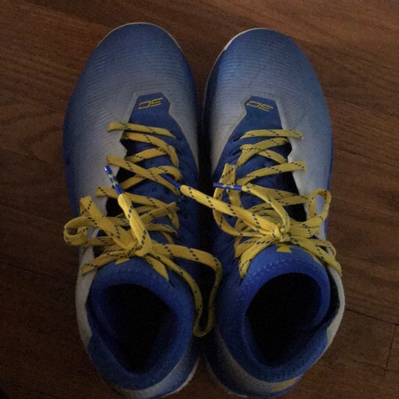 Basketball Shoes - Picture 3 of 4